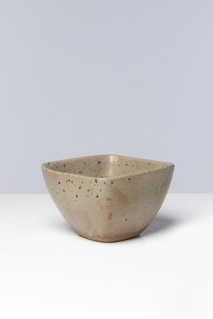 皮埃尔·库洛（1938-2011）
杯
釉面石质陶
带有单字母标志
该款式创作于1990年代
高 1
