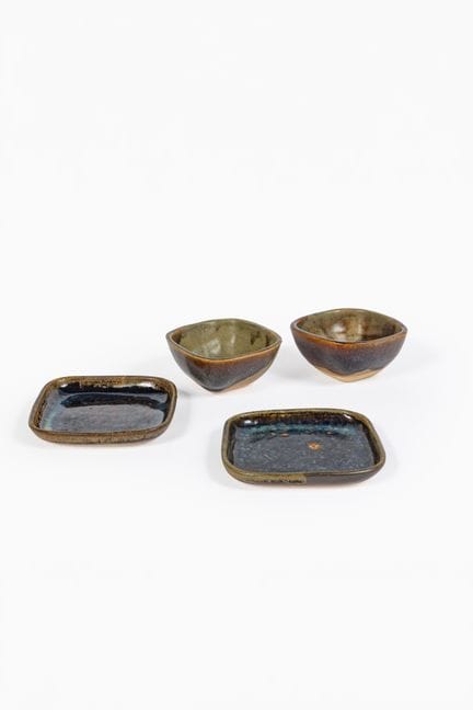 皮埃尔·库洛（1938-2011）
一套包含两个碗
和两个小盘子
釉面石质陶器
带有字母缩写
碗：2