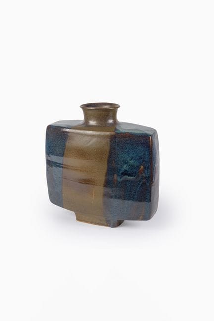 皮埃尔·库洛（1938-2011）
十字形花瓶
釉面石质陶
带有单字母标志
该款式创作于2005年左