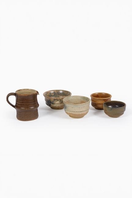 皮埃尔·库洛（1938-2011）
一套包括一个牛奶罐
和四个碗
釉面石质陶器
带有单字母标志
设计