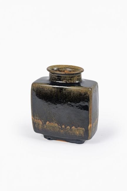 皮埃尔·库洛（1938-2011）
十字形花瓶
釉面石质陶
带有单字母标志
该款式创作于1976-1