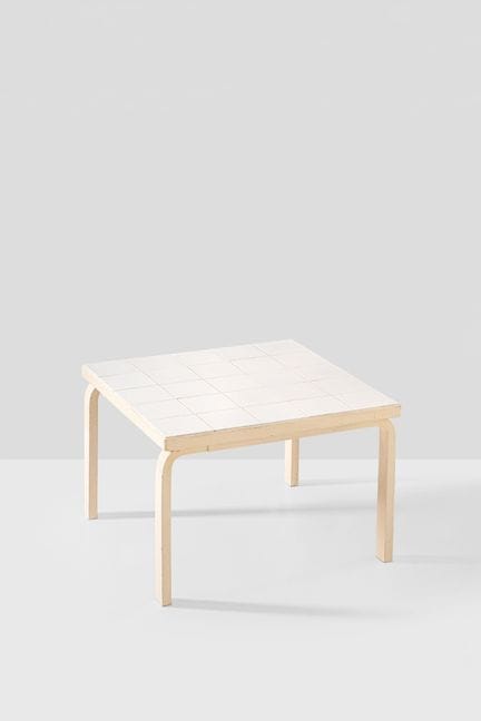 xx Alvar Aalto (1898-1976)
Table basse
Bois peint 