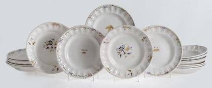 Lot de dix-sept assiettes, d'après des modèles d'A