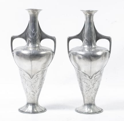 Paire de vases Art nouveau en métal, manufacture O