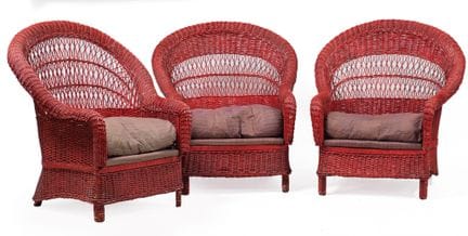 Trois fauteuils en osier polychromes rouges, Espag