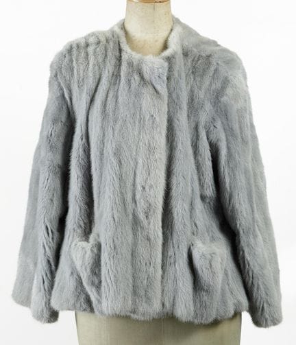 Veste courte en vison gris
Fermetures à crochets o