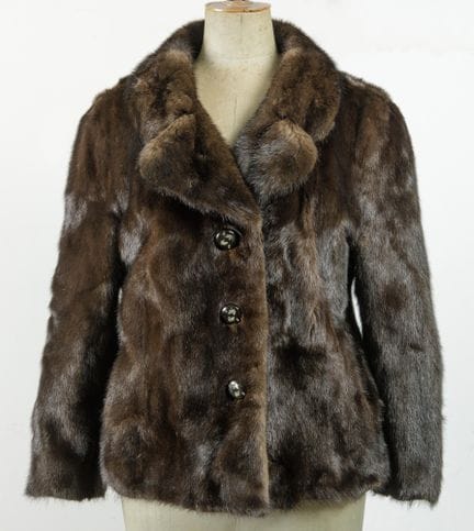 Veste marron à dos en vison
Fermeture à trois bout