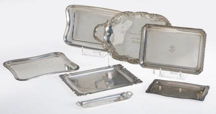 Lot de sept petits plateaux en argent poinçonné, E