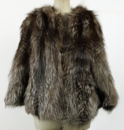 Veste en fourrure de renard argenté
Deux poches la