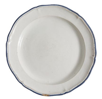 陶瓷盘，马尼塞斯，19世纪
盘缘呈斜角，饰有白色釉料和钴蓝色边饰。底标有“A”字样。盘体有多处明显缺