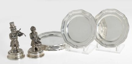 Lot de dix assiettes à pain et de deux figurines d