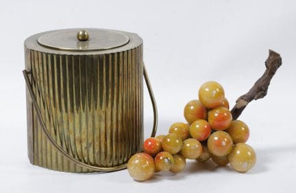 一串葡萄，意大利，20世纪中叶
采用彩绘大理石和木材制作。
尺寸：高35厘米。