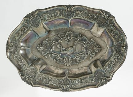 Plateau ovale en argent, avec poinçons. Décor en r