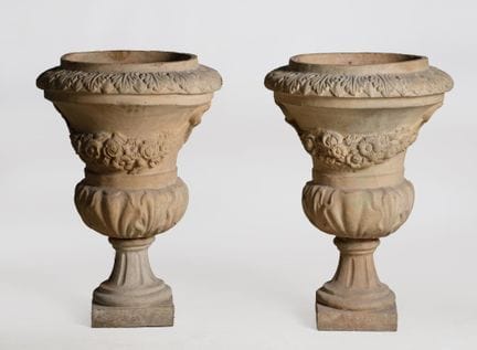 Paire d'urnes de jardin en terre cuite d'après des