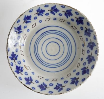 黎凡特风格陶瓷洗脸盆（马尼塞斯），19世纪末至20世纪初
饰有钴蓝和锰红色的几何图案及叶纹。有缺口。