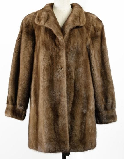 Manteau marron à dos en vison
Fermeture par bouton