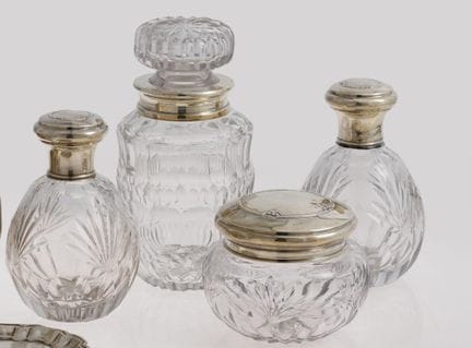 Quatre pots de coiffeuse en cristal taillé, avec c