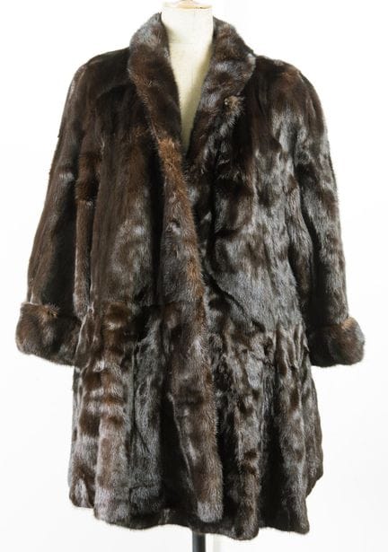 Manteau marron foncé à dos en vison
Poches latéral