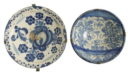 两只陶瓷盘，赫林，19世纪
饰有白色和钴蓝色釉彩，其中一只饰有花卉图案（曾用金属扣钉修复，且釉面有大