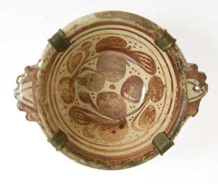 马尼塞斯碗
马尼塞斯釉彩陶碗，17世纪。尺寸：6 × 17 × 14 厘米。