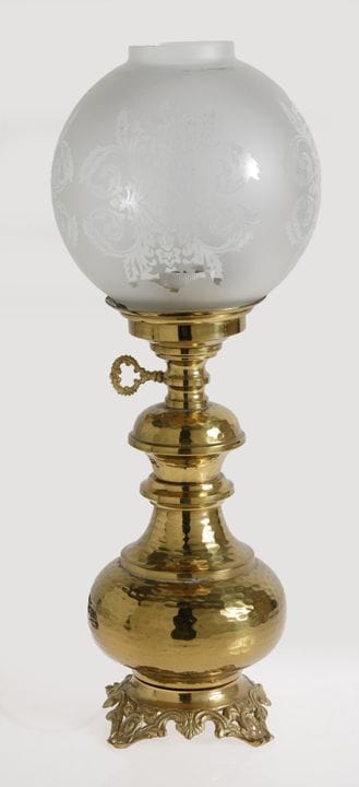 Lampada da tavolo ricavata da una lampada a olio, 