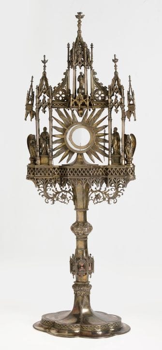Ostensorio in argento, in stile neogotico.
Ostenso