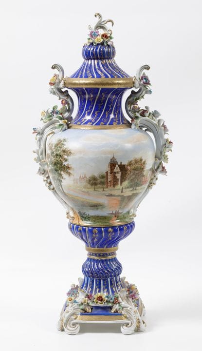 瓷花瓶，可能产自奥地利，约1900年
施釉，彩绘并镀金，饰有宫廷花园场景及浮雕花卉纹样。
底部有印记