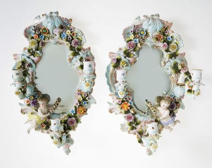 Par de espejos con forma de cornucopia de porcelan