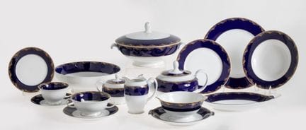 罗森塔尔瓷器餐具套装，德国，20世纪
包括：8只清汤杯及杯碟；20只餐盘；12只汤盘；8只甜点盘；8