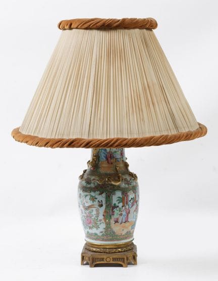 Lampada da tavolo realizzata con un vaso cinese in