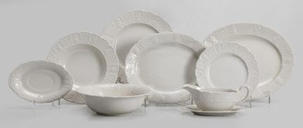 皇家考尔登陶器餐具套装，“花园”款，英格兰，20世纪
饰有浮雕花卉纹样。 
套装包含21只餐盘、10