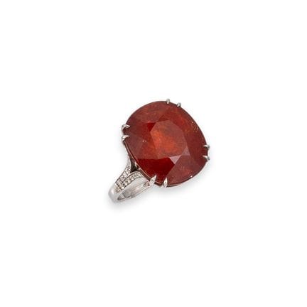 BAGUE EN OR AVEC GRENAT ET DIAMANTS
Bague en or bl