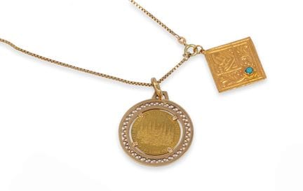 DOS COLGANTES Y CADENA, DE ORO
Dos colgantes: uno 