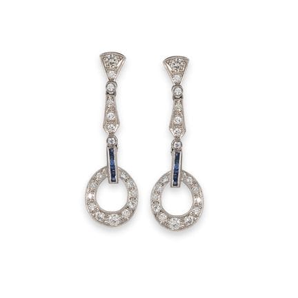 OHRRINGE, PLATIN UND DIAMANTEN
Ein Paar lange Ohrr