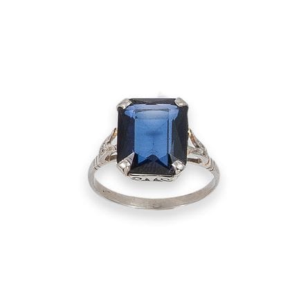 RING, PLATIN MIT SYNTHETISCHEM SAPHIR
Ring aus Pla