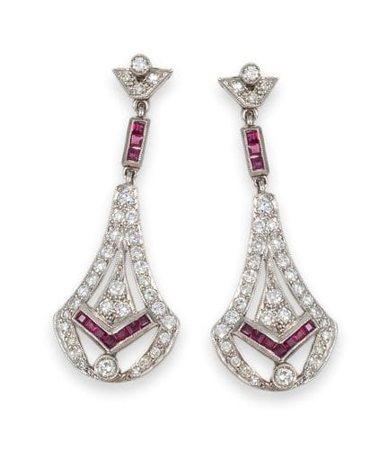 OHRRINGE, PLATIN UND DIAMANTEN
Ein Paar lange Ohrr