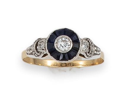 HALO-RING, ART DÉCO, MIT DIAMANT UND SAPHIREN
Art-