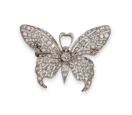BROCHE EN FORME DE PAPILLON, EN PLATINE ET DIAMANT
