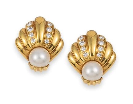 BOUCLES D'OREILLES EN OR AVEC PERLES ET DIAMANTS
P
