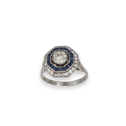 HALO-RING, PLATIN MIT DIAMANTEN UND SAPHIREN
Halo-