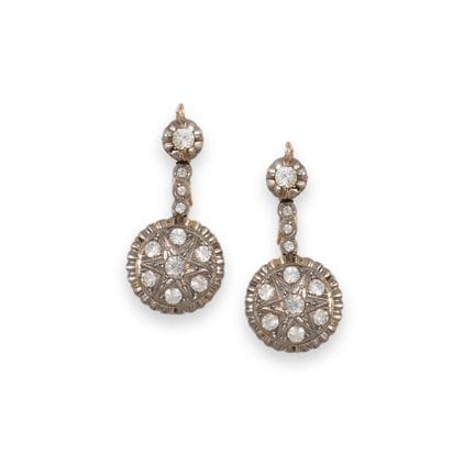BOUCLES D'OREILLES, OR ET PIERRES SYNTHÉTIQUES
Pai