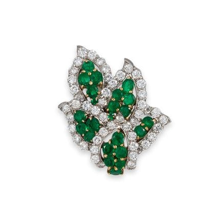 BROCHE, EN PLATINE AVEC ÉMERAUDES ET DIAMANTS TAIL