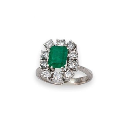 ANELLO IN ORO CON SMERALDO E DIAMANTI
Anello in or