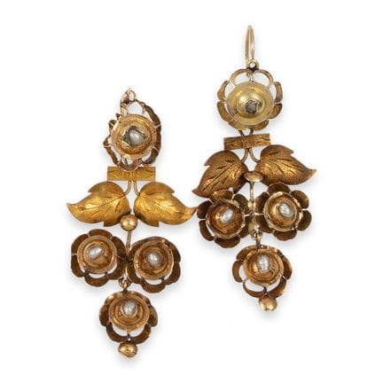 BOUCLES D'OREILLES, XIXe SIÈCLE, OR ET PERLES
Pair
