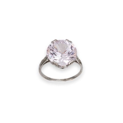 RING AUS PLATIN MIT EINEM „ROSE DE FRANCE“-AMETHYS