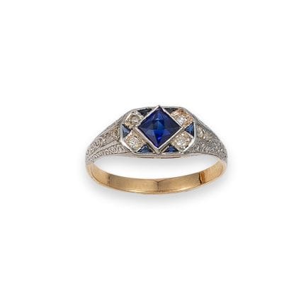 BAGUE ART DÉCO, AVEC SAPHIR SYNTHÉTIQUE ET DIAMANT