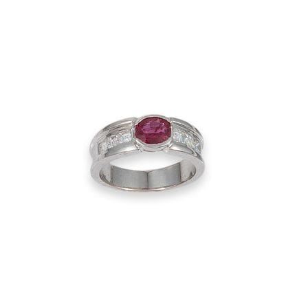 RING AUS WEISSGOLD MIT RUBIN UND DIAMANTEN
Ring au
