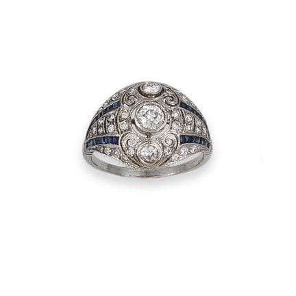 RING, PLATIN MIT DIAMANTEN UND SAPHIREN
Ring im Bo