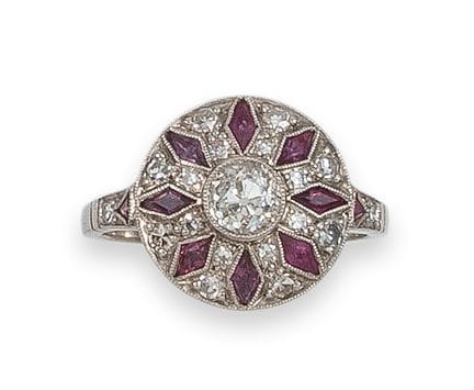 RING, PLATIN MIT DIAMANTEN UND RUBIEN
Ring aus Pla
