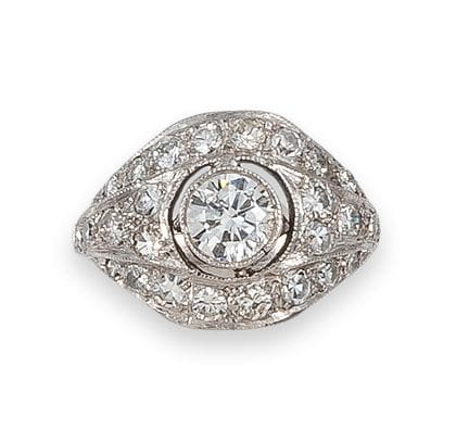 RING, PLATIN MIT DIAMANTEN
Bombe-Ring aus Platin m